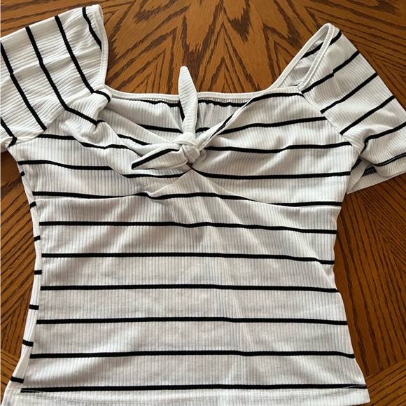 White and black blouse Tie front - Picture 2 of 3